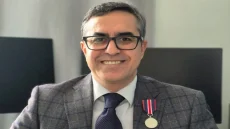 الملك بريطانيا تشارلز الثالث يوشح الباحث والكاتب المغربي عبد الرحمان بوخفة