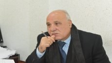 العمل البرلماني خلال الفترة الفاصلة بين الدورتين بين الدستور والممارسة