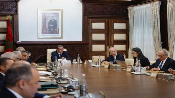 رئيس الحكومة يرفع سقف الرقابة على نفقات الموظفين ويدعو إلى ضبط التوظيفات والترقيات