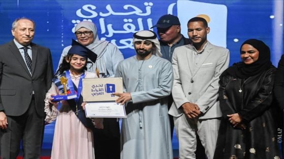 تتويج التلميذة المغربية خديجة بومليك بطلة لمسابقة “تحدي القراءة العربي” بالرباط