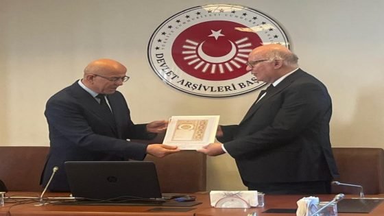 السغروشني رئيس لجنة CNDP المغربية يتسلم نسخة من وثيقة تاريخية بحوزة الأرشيف التركي