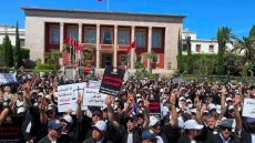 احتجاجات المحامين أمام البرلمان المغربي..تصعيد مهني دفاعًا عن استقلالية المهنة